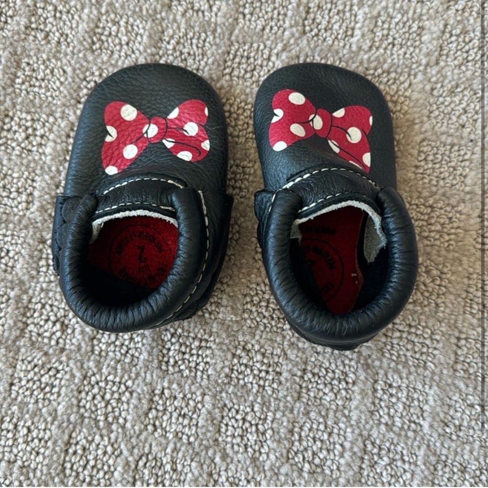 Freshly picked Minnie Mouse Disney moccasin baby girl size 2